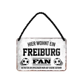 Hier wohnt ein Freiburg Fan Tin Sign - Metal Sign with Cord and Suction Cup - Football Fans Ultras Pendant Enthusiasts - Wall Decoration Door Decoration Man Cave Youth Room Workshop Living Room - 18 x 12 cm