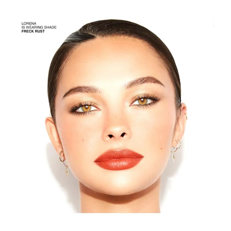 Lápiz labial Soft Blur de MAKEOUT CLUB cobertura media a