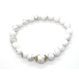 Damenarmband aus weißen Howlithperlen und tibetischen Perlen aus Goldmetall