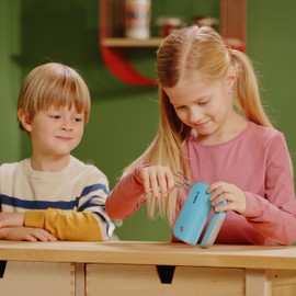 Theo Klein 9524 Bosch Handmixer I Batteriebetriebener Spiel-Mixer mit abnehmbaren Quirls I Inkl. Schalterattrappe I Maße: 19 cm x 7 cm x 12 cm I Spielzeug für Kinder ab 3 Jahren