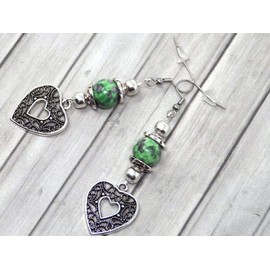 Women's earrings in green and black tinted jade pearls with filigree pendant in the shape of a heart