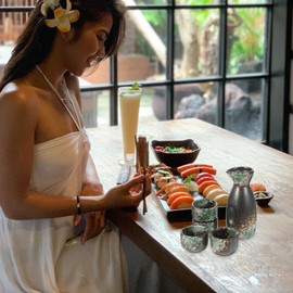 Luxshiny Japanese Ceramic Sake Set: 1 Sake Bottle 4 Sake Cups Traditional Wine Bottle And Cup Set Porcelain Sake Glasses Pottery Shot Cups Tea Cups For Izakaya Japanese Pub Home Restaurant Bar