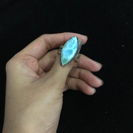 Ravishing Impressions Larimar-Ring aus 925er Silber, oval, Cabochon, blaue Lünette, verstellbar, natürlicher Edelstein, handgefertigter Schmuck, Boho-Geschenk für Frauen, einzigartig, L 1/2, Edelstein