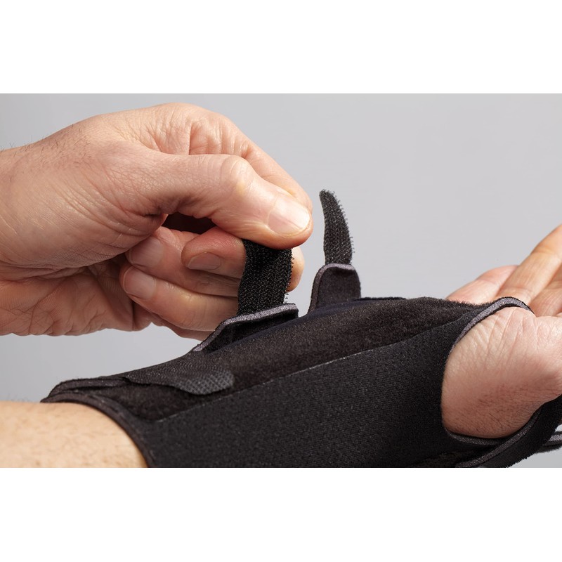 FUTURO Wrist Splint - Stabilising and Support for Pain, Weak
