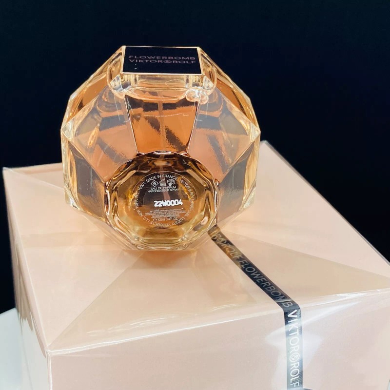 Viktor & Rolf Flowerbomb by Viktor & Rolf L'eau De