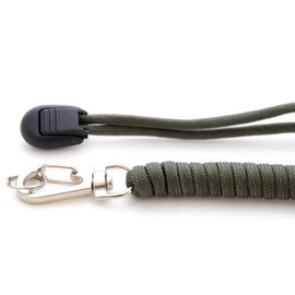 Universell einsetzbares Survival-Seil (kompakt als Anhänger) aus reißfestem "Parachute Cord" / "Paracord" / "550 cord" (Kernmantel- Seil aus Nylon / 7 Stränge) und rostfreiem Metall-Schraubverschluss, Gesamtlänge 32cm Meter (aufgeflochten), Farbe: olivgr