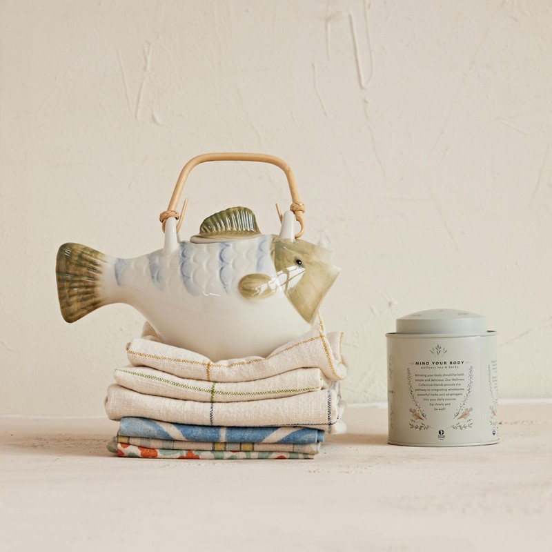 Creative Co-Op 24-oz Stoneware Fish Shaped Teapot with Strainer, Multicolor