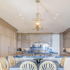 TEENYO French Country Lantern Chandelier 4-Light Distressed White Pendant Light Fixtures with Chain Modern Farmhouse Lantern Pendant Lighting for Kitchen Island Dining Room