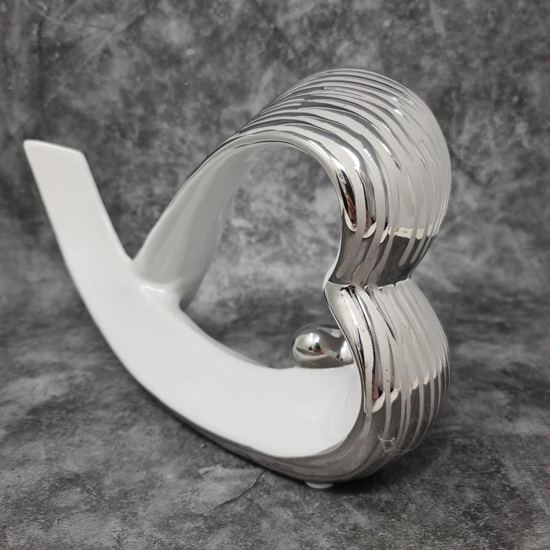 Wunderschöne Skulptur Dekofigur Herz aus Keramik weiß/silber mit Struktur Höhe