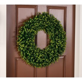 Wicker Park 24" Indoor/Outdoor Boxwood Wreath:_Green