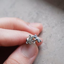 ◦•●◉ஐ SILBERNE VERZIERTE LIBELLE EDELSTAHL STECKER ஐ◉●•◦ silberfarbene Ohrringe, Insekt, antiallergisch, Stecker
