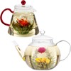 Té floreciente de jazmín, lirio de hadas y flores de