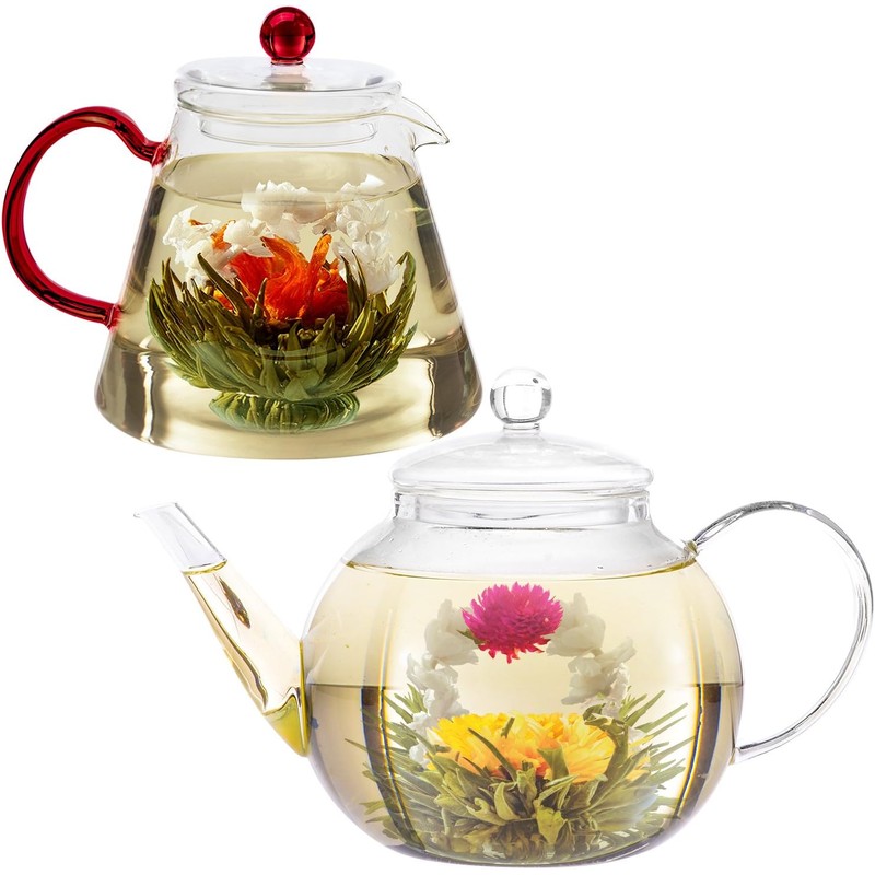 Té floreciente de jazmín, lirio de hadas y flores de