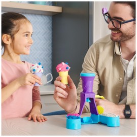 Kinetic Sand, Soft Serve Station with 396g of Play Sand (Blue, Pink and White), 2 Ice-Cream Cones and 2 Tools, Sensory Toys for Kids Aged 5 and up