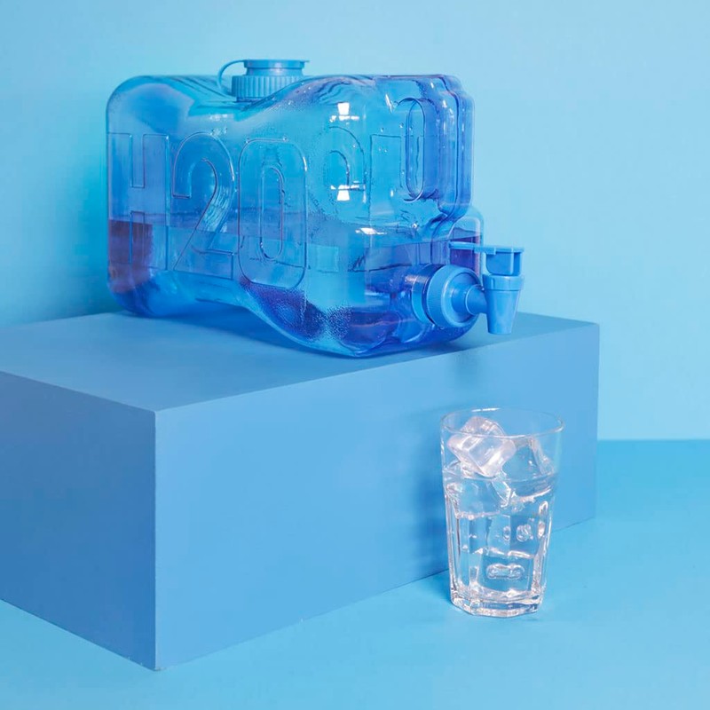 balvi - H2O Wasserflasche aus PET-Kunststoff, mit einem Fassungsvermögen von 5,5 l.