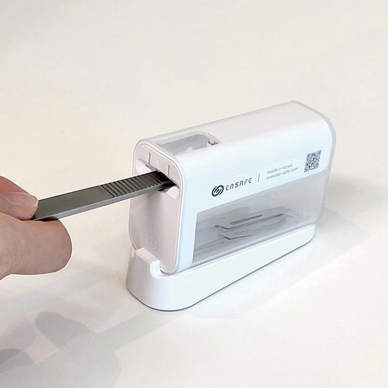 EASafe Dermaplane Blade Remover - 1 Handed No-Touch Safe Disposal