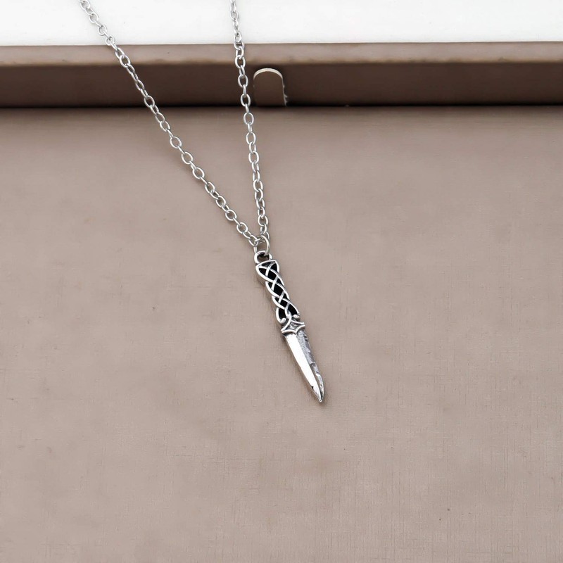 Outlander - Collar con colgante escocés, diseño de daga celta