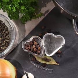com-four® 4X Teesieb aus rostfreiem Edelstahl 304, spülmaschinengeeignet - Tee-Ei Ø 5,5 cm für losen Tee, Gewürze und Kräuter - feinmaschiger Teefilter mit Kette - Gewürzsieb - Kräutersieb