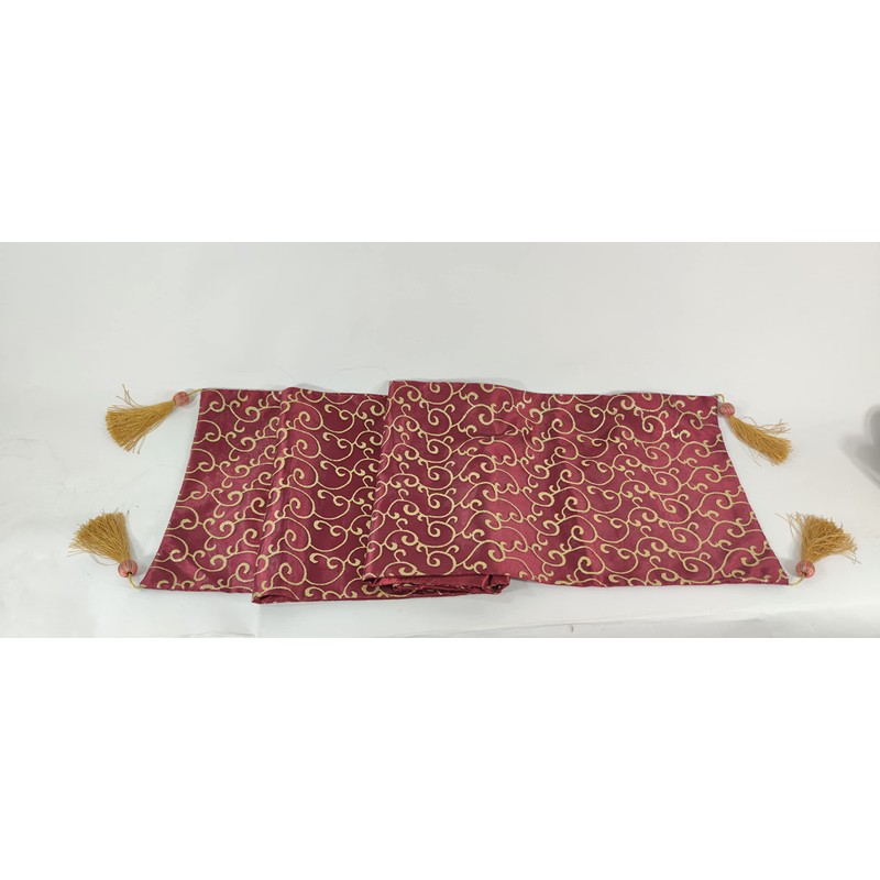 1 x table runner and 2 x cushions in a