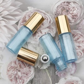 Kesell - Lote de 15 botellas de vidrio con rodillo de acero inoxidable y tapas doradas (5 ml), color azul claro