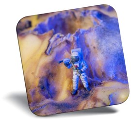 Destination Vinyl ltd Fridge Magnet - Mini Astronaut Figure Alien Planet 12375