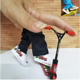 BWESOO Red Mini Finger Scooter, Cute Mini Skateboards Plastic Finger Skateboards Finger Sport Interactive Photography Props Finger Boards and Finger Bikes （1Pc Random Red）