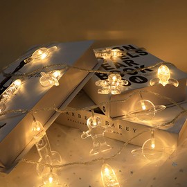 Keeda - Cadena de luces LED para habitación de los niños con astronauta y cohete colgantes con pilas, luces de fiesta para guardería, habitación de los niños, decoración de Navidad (40 LED, blanco