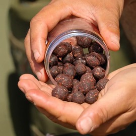 Paella Boosted Cured Hookbaits – Exploding Soluble Crust with Hardened Inner Boilie – 15mm & 18mm Mixed Sizes in One Pot – Natural Meat & Shellfish Blend – Powerful Water-Soluble Aroma