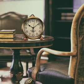 Justup Golden Table Clock, Retro Vintage Non-Ticking Table Desk Alarm Clock Battery Operated Silent Quartz Movement HD Glass for Bedroom Living Room Indoor Decoration Kids (Arabic)