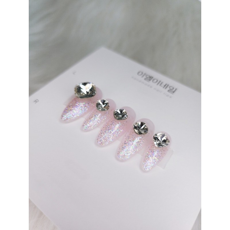 V cut stone point nail tip - short oval /