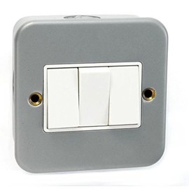 Merriway BH04170 10 A 3-Gang 2-Way Metal Clad Wall Switch