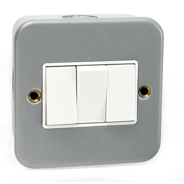 Merriway BH04170 10 A 3-Gang 2-Way Metal Clad Wall Switch