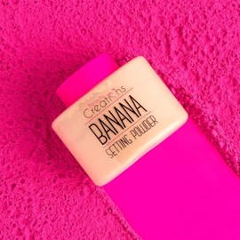 Beauty Creations Banana Setting Powder  Polvo suelto de acabado mate y duradero, tono amarillo claro para iluminar y fijar el maquillaje  Ideal para  