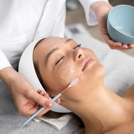 HJZHII 200 Pcs Disposable Spa Facial Headbands, Stretch Non-woven Facial Hairband with Convenient Closure White Soft Skin Care Headwraps for Women Salons Makeup