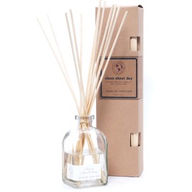 Eco Candle Co. Reed Diffuser Set, Clean Sheet Day, 4 oz. - Scents of Clean Linens - Premium Phthalate Free Fragrance and Essential Oil Blends, Clear Glass, 12 Reed Sticks, Recycled Kraft Box