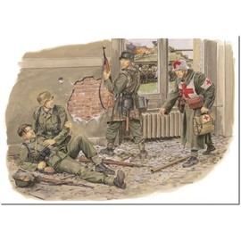 PLATZ DRAGON 1/35 WW2 German Medic & Injured Comrades Aachen 1944 Plastic Model DR6119 (People, Animal)