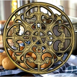 MAI 1Pcs Round Cast Iron Trivet - Round Metal Trivets with Rubber Feet Caps,Rustic Cast Iron Hot Dish Plate Holder, Pan Plate Teapot for Kitchen Dining Table Countertop Cooktop (Brass)