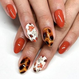 Fall Press on Nails Round Short Nails Press ons Patterns Gradient Fake Nails with Autumn Maple Leaves Designs Glue on Nails Red White False Nails Glossy Stick on Nails for Women 24Pcs