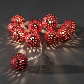 Konstsmide LED Dekolichterkette, kleine rote Metallbälle, 10 warm weiße Dioden, batteriebetrieben, Innen, transparentes Kabel, 3 x AA 1.5V (exkl.) - 3188-553, Rot