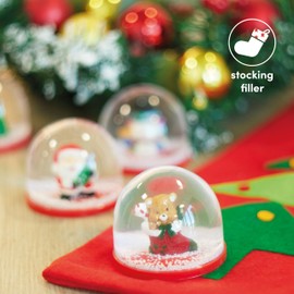THE TWIDDLERS - 4 Mini-Weihnachts-Schneekugeln, 5 cm - Sortierte weihnachtliche Designs für Strumpffüller Party-Geschenk-Taschen Ornamente und Dekorationen