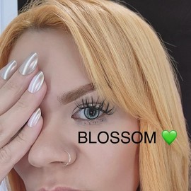 Makeup tools with easy application:_Blossom green