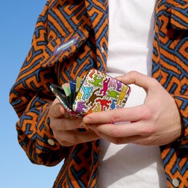 OGON Aluminium Wallet Smart Case V2 - Easy Storage - Metal Closure - Card Case with RFID Protection - Up to 10 Cards and Banknotes, Printed Keith Haring Color, Minimalist