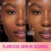 Maquillaje en barra Revlon Glimmer Tinted Moisturizer Stick™ tono 150