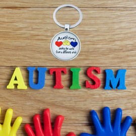 Infinity Collection Llavero de concienciación sobre autismo – Joyería para autismo, llavero de pieza de rompecabezas, autismo habla, regalo para autismo (ver el mundo)