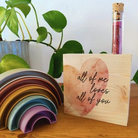 Geschenk Freundin - All of me loves all of you Holzbild 11x11x2cm zum Hinstellen auf's Regal/Sideboard mit Reagenzglas - Freundinnen Geschenkideen, Schöne Deko, Beste Freundin Geschenke Geburtstag