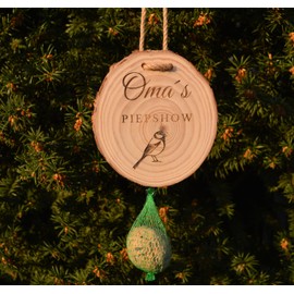 Geschenk für die beste Oma | lustige deko Geschenkidee Geburtstag aus Holz für den Garten | Omas Piepshow zum Aufhängen | Meisenknödelhalter | personalisiert Enkel klein
