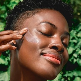 Clarins Protector solar anti contaminación UV Plus para rostro | Amplio espectro SPF 50 | Sin aceite, sin blanco | Protección UVA/UVB y contaminación | Antioxidantes protectores | Todo tipo de piel