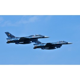 絵画風 壁紙ポスター （はがせるシール式） 航空自衛隊 F-2 支援戦闘機 F-2A & F-2B 平成の零戦 バイパーゼロ JASDF 空自 ミリタリー キャラクロ JASD-012W2 （ワイド版 603mm×376mm） 建築用壁紙＋耐候性塗料 ＜日本製＞ ウォールステッカー お風呂ポスター