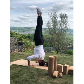 Short Cork Yoga Wedge - 10 x 9 x 3 cm Made of 100% Natural Cork - Stable and Non-Slip - Ideal for Various Yoga and Pilates Exercises - Also for Hobby/DIY - Rounded Corners and Edges