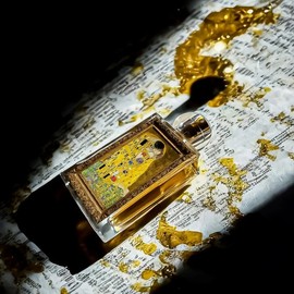 Expressing Gustav Klimt’s work ‘The Kiss’ through scent. / 구스타프 클림트의 작품 '키스'를 향기로 표현하다.